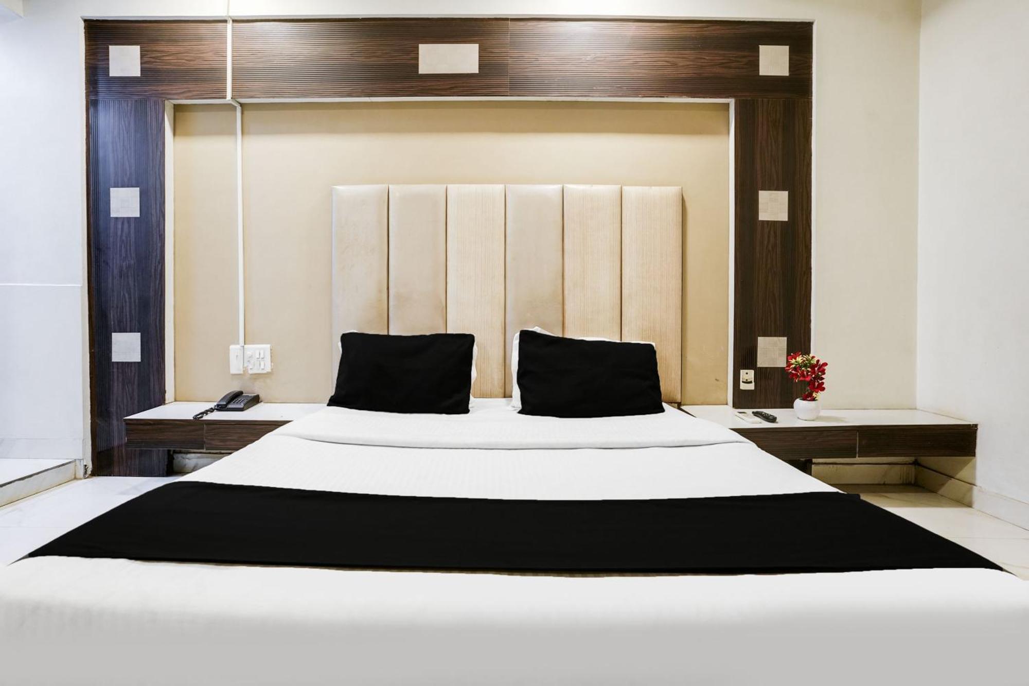 אחמדאבאד Hotel O Vanya Palace מראה חיצוני תמונה