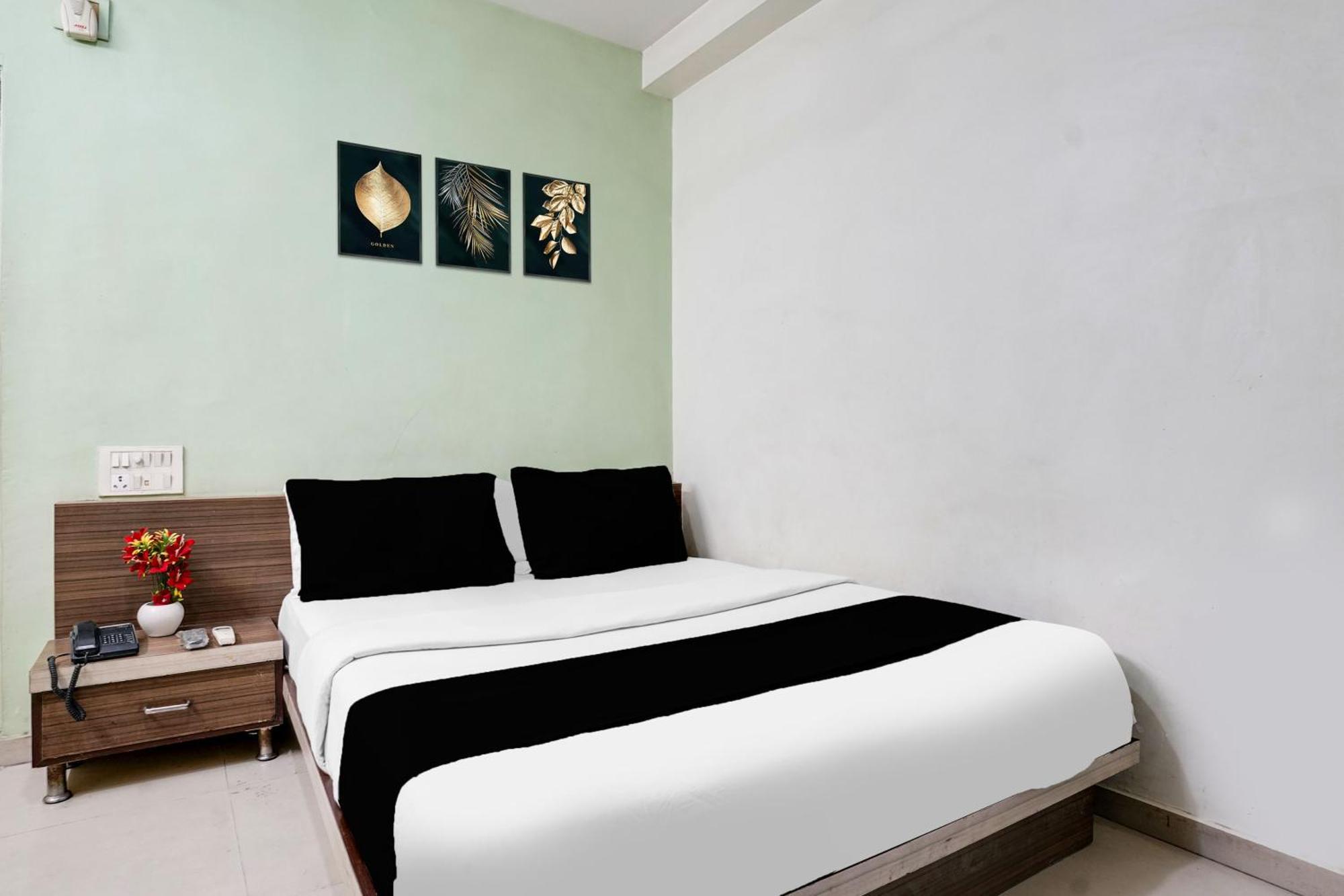 אחמדאבאד Hotel O Vanya Palace מראה חיצוני תמונה