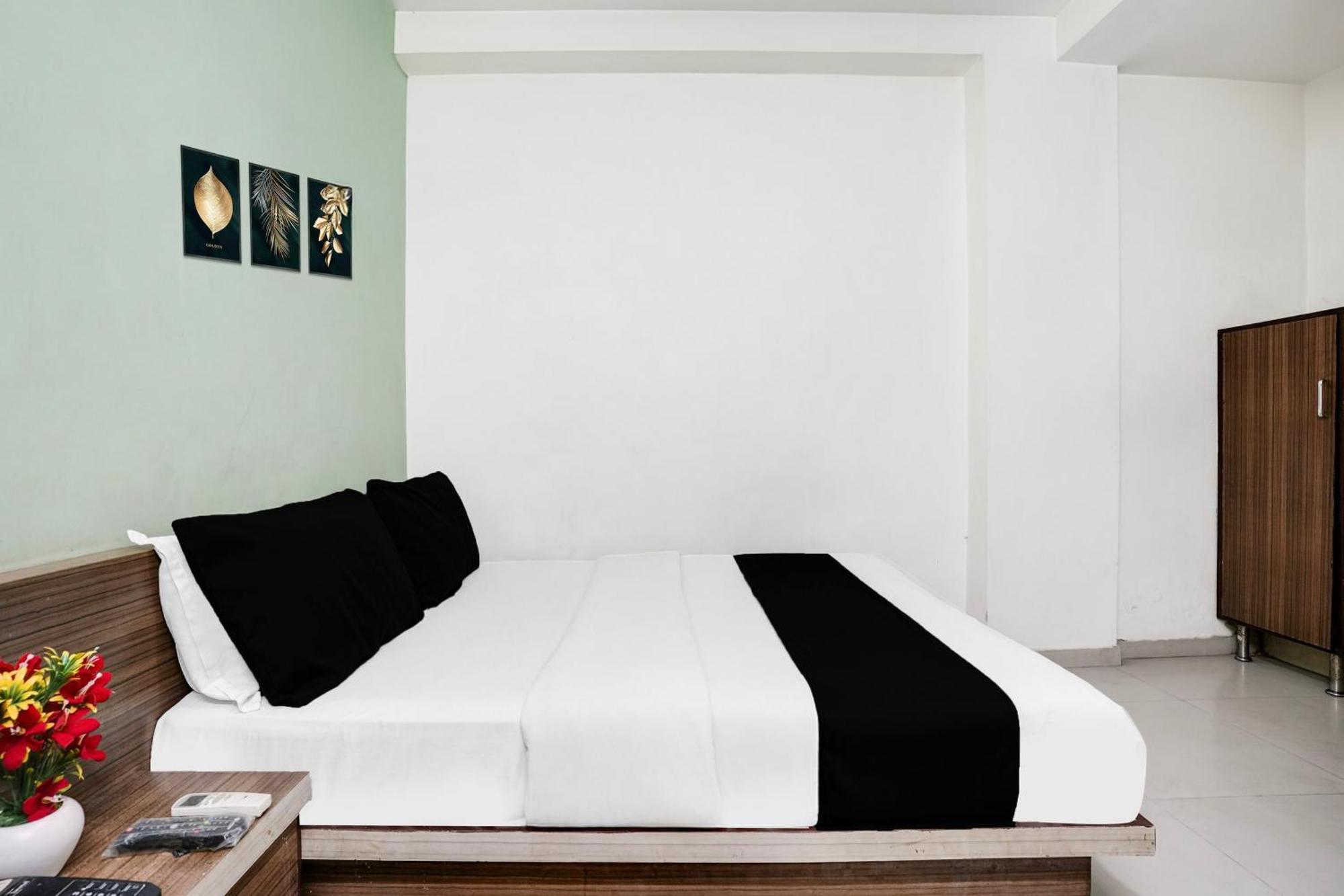 אחמדאבאד Hotel O Vanya Palace מראה חיצוני תמונה