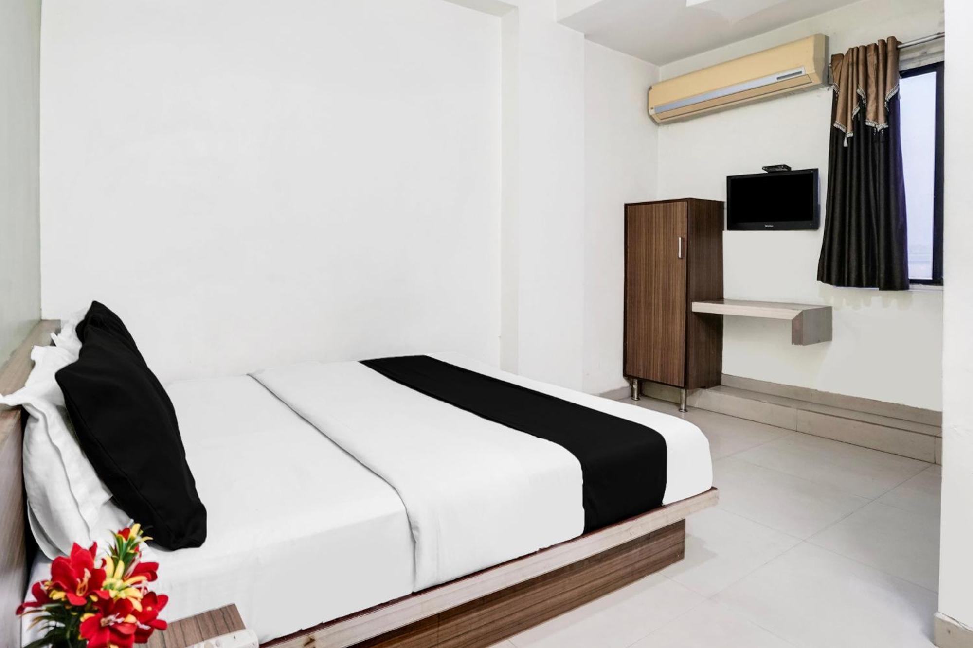 אחמדאבאד Hotel O Vanya Palace מראה חיצוני תמונה
