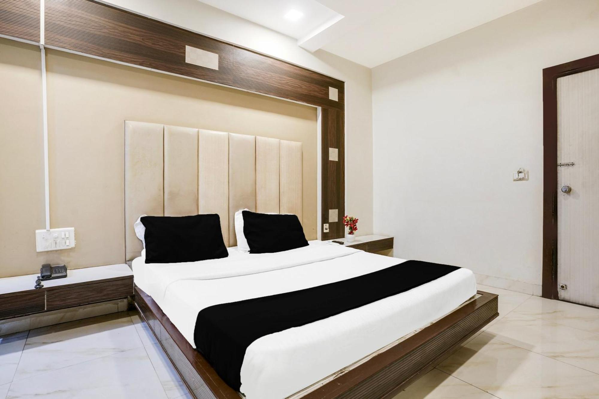 אחמדאבאד Hotel O Vanya Palace מראה חיצוני תמונה