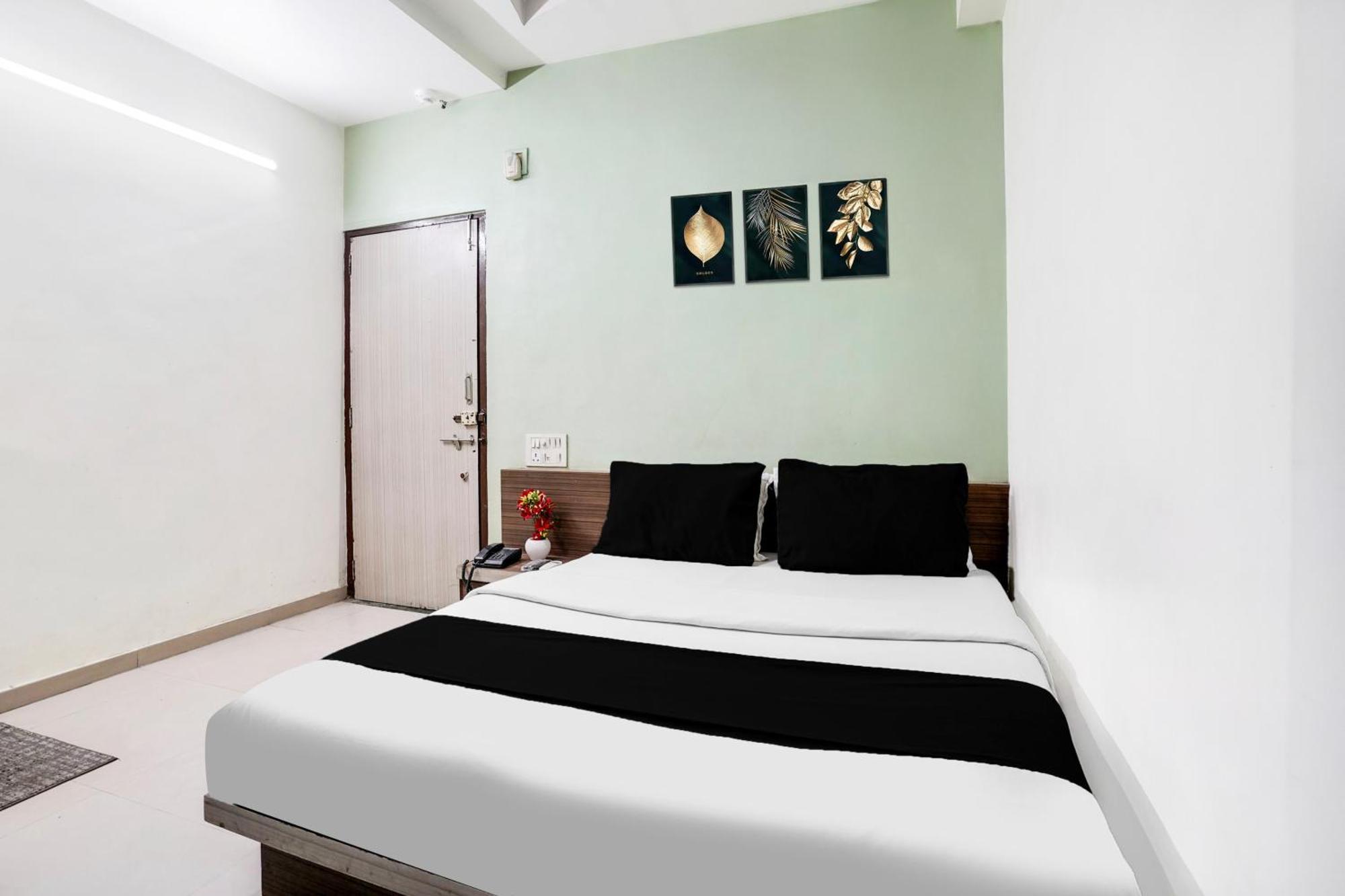 אחמדאבאד Hotel O Vanya Palace מראה חיצוני תמונה