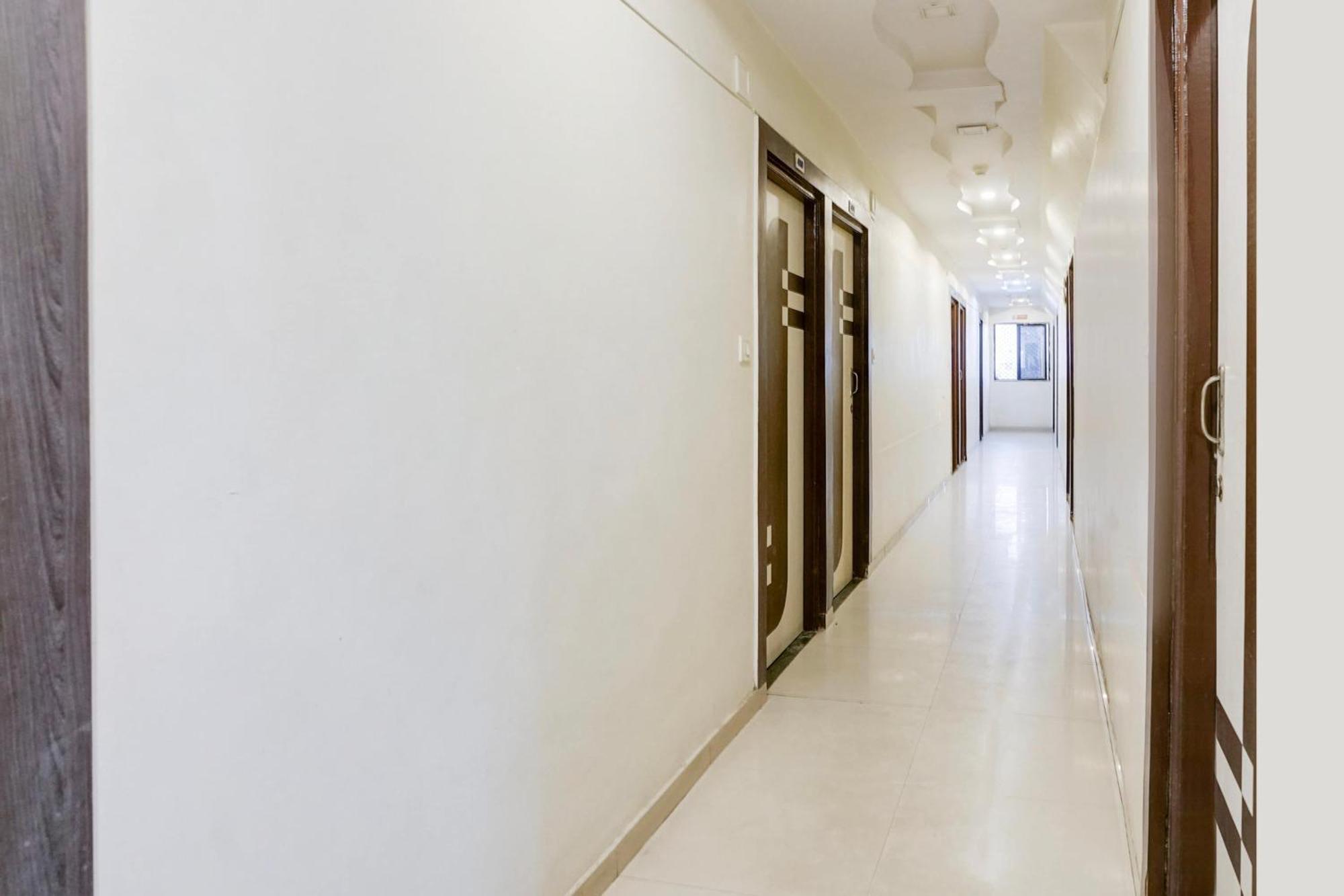 אחמדאבאד Hotel O Vanya Palace מראה חיצוני תמונה
